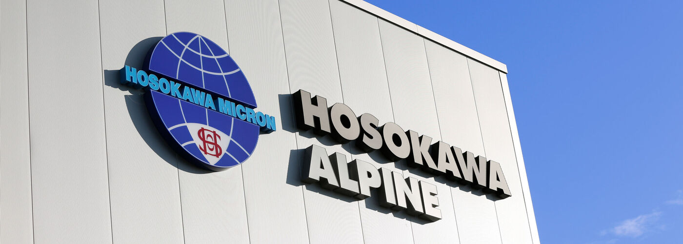 Logo Hosokawa Alpine na budynku w Augsburgu