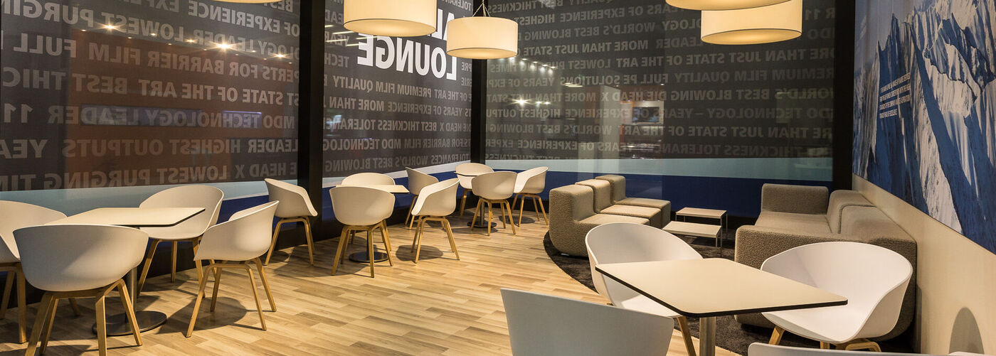  Sala konferencyjna Hosokawa Alpine z krzesłami i stołami