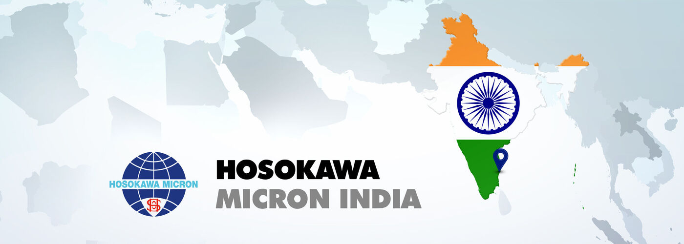 Ilustracja wyszarzonej mapy świata, na której tylko Indie są zaznaczone flagą Indii. Dodatkowo symbol lokalizacji oznaczający siedzibę Hosokawa Micron India. Na pierwszym planie logo Hosokawa z napisem Hosokawa Micron India