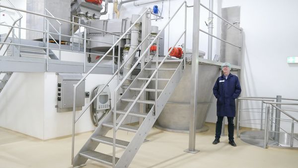 Mężczyzna stojący obok miksera Hosokawa Alpine
