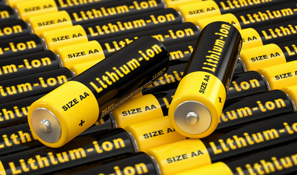 Baterie litowo-jonowe AA w kolorze czarno-żółtym z oznaczeniem „Lithium-Ion”.