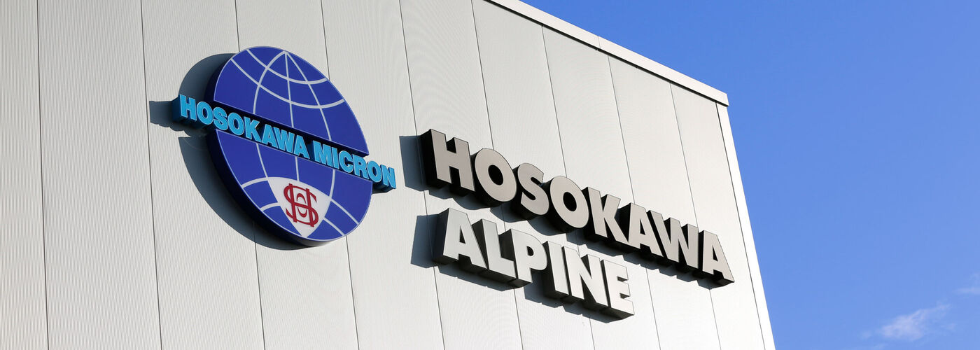 Zdjęcie logo i napisu Hosokawa Alpine w Augsburgu, zamontowanych na zewnątrz budynku