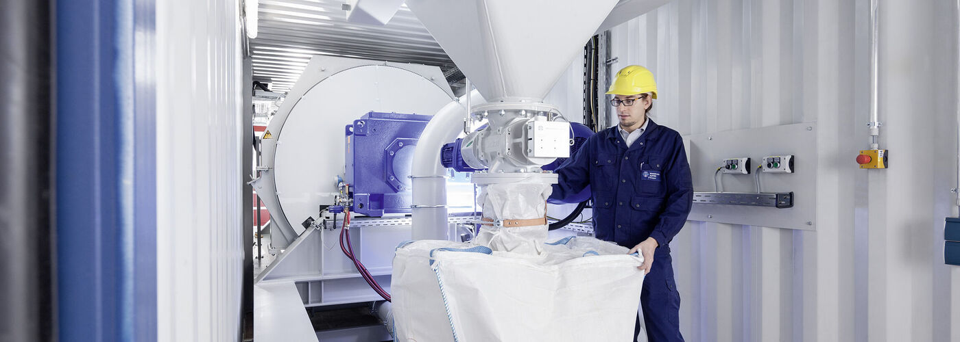 Mężczyzna obsługujący maszynę Hosokawa Alpine