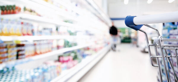 Półka w supermarkecie z żywnością zapakowaną w folię